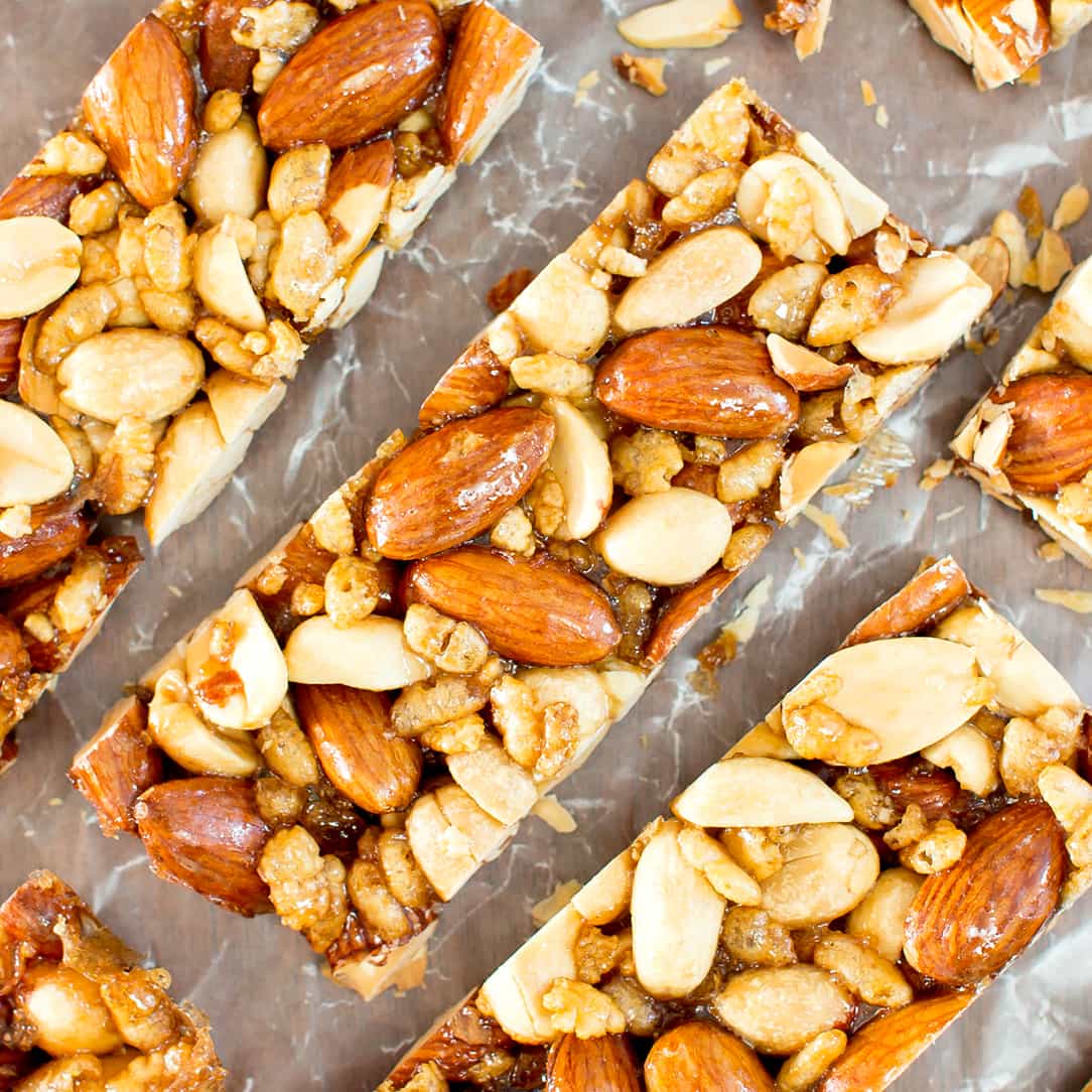Homemade KIND Bars: an easy, 5 ingredient nut bars recipe for homemade kind bars! Salty ‘n sweet healthy nut bar delight! #NutBars #KIND #Homemade #Recipe | Recipe at BeamingBaker.com